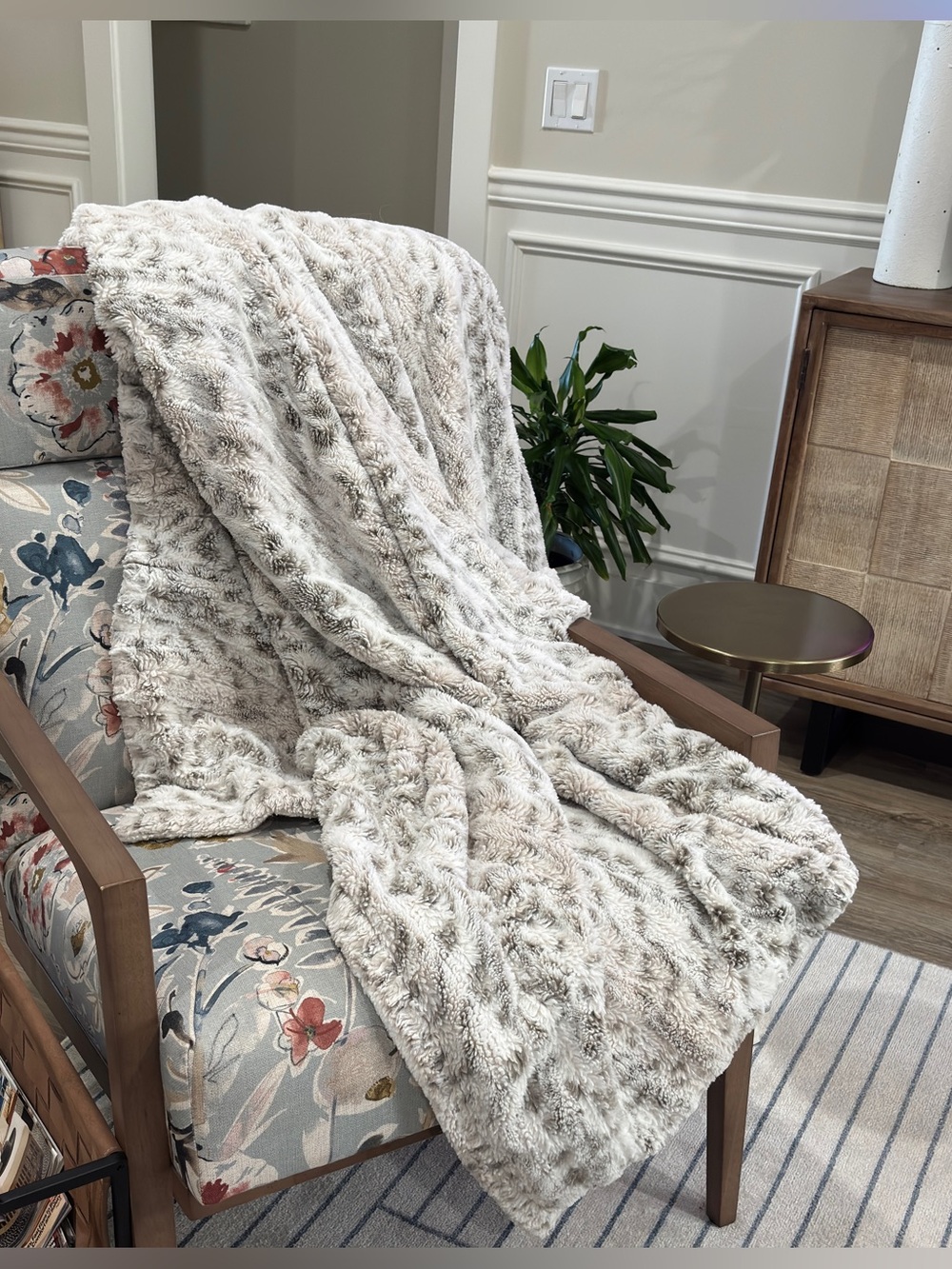 Nicole Miller Artelier Luxury Faux Fur Throw Blanket Gray White Like New Cozy